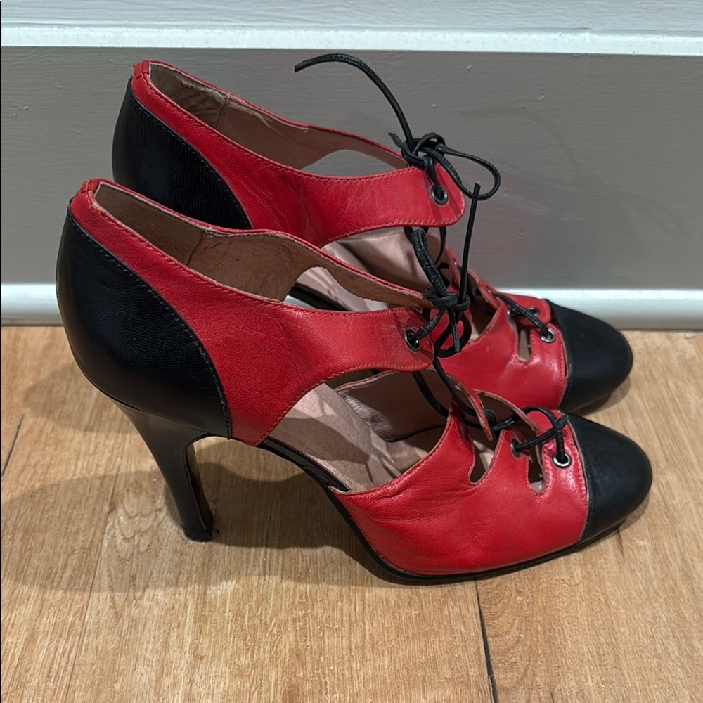 Elegant Red and Black Women's Heels - Picture 3 of 7